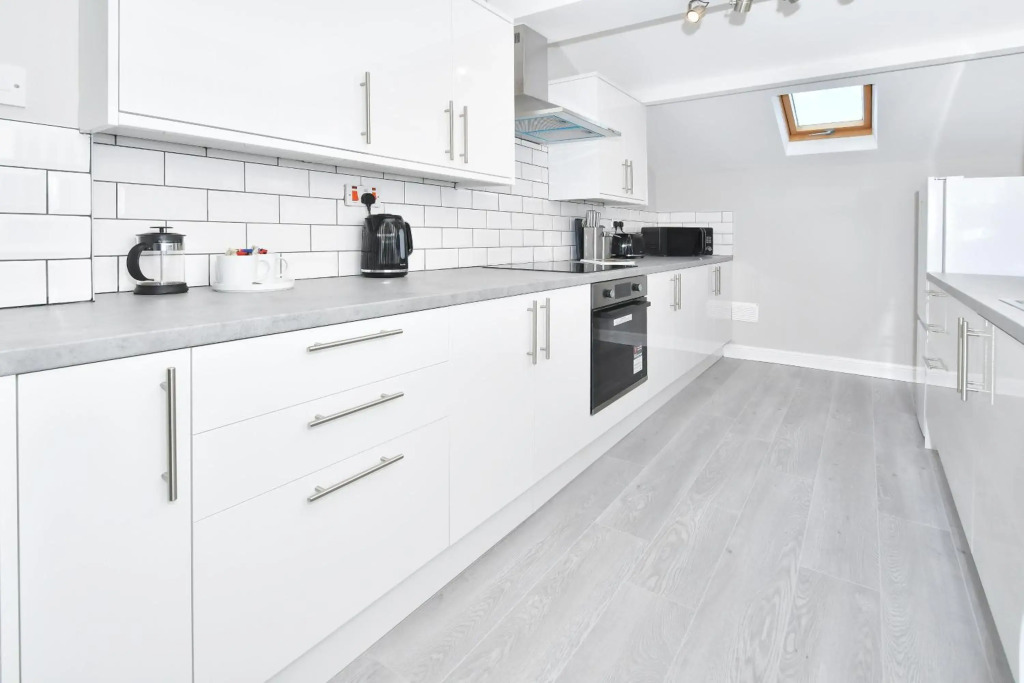 Heathfield House by YourStays, 4BR Home Open for Contractors