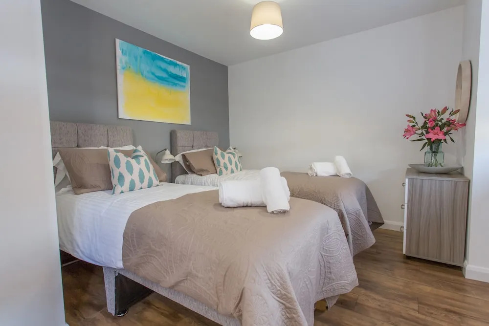 Modern Bright 1-2 Bed Apartments Oxford, with Free Parking ,OX4 Near BMW Science Park & Hospitals