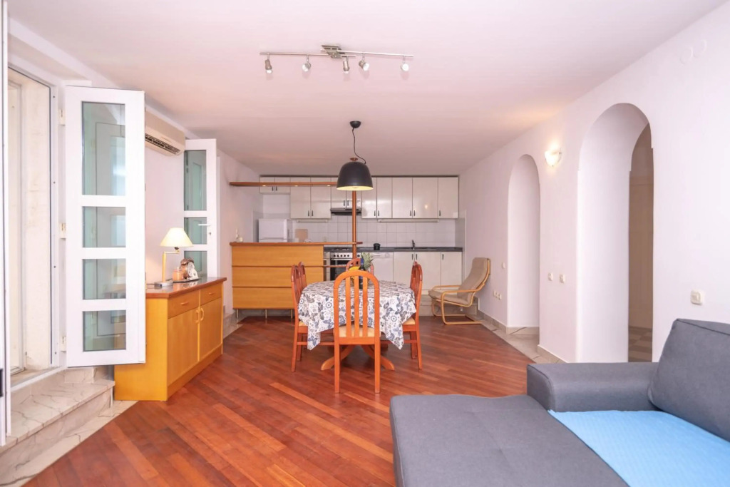Palm garden apartment in center with big terrace