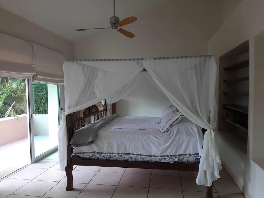 New Listing Close To Beach Sunny Spacious Villa
