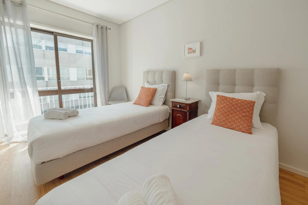 Downtown Design Apartment With Balcony