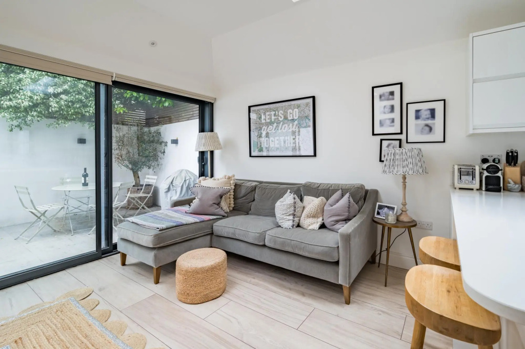 Spacious Three Bedroom Garden Flat Near Clapham Common by Underthedoormat