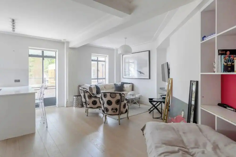Sleek & Stylish 1BD Flat w/ Balcony - Kings Road