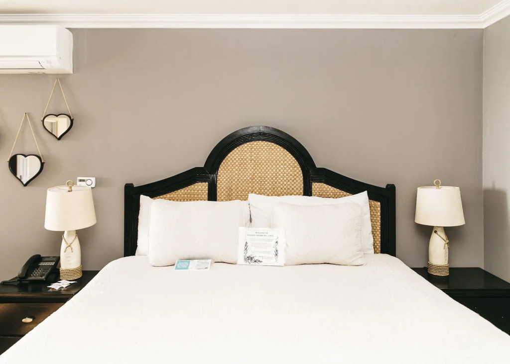Seaside Laguna Inn & Suites