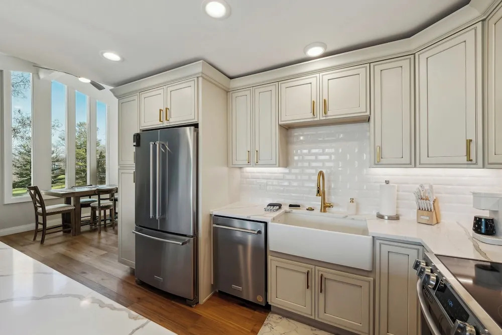 Elegant 4-season Lake Geneva Condo w/ Fireplace!