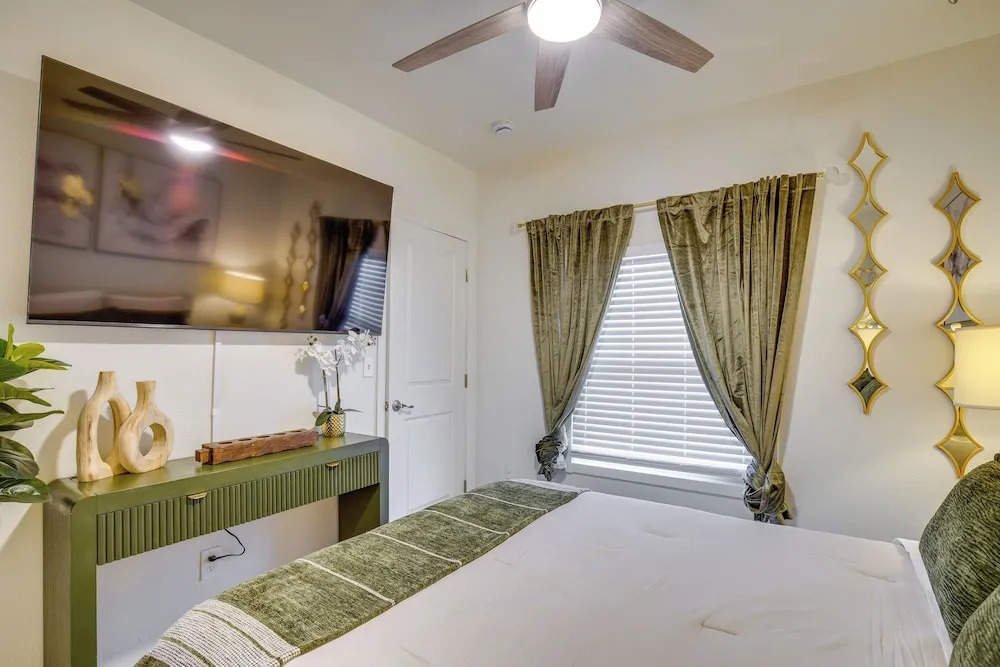Easy Access to Dtwn Tacoma! Stylish Couples Condo