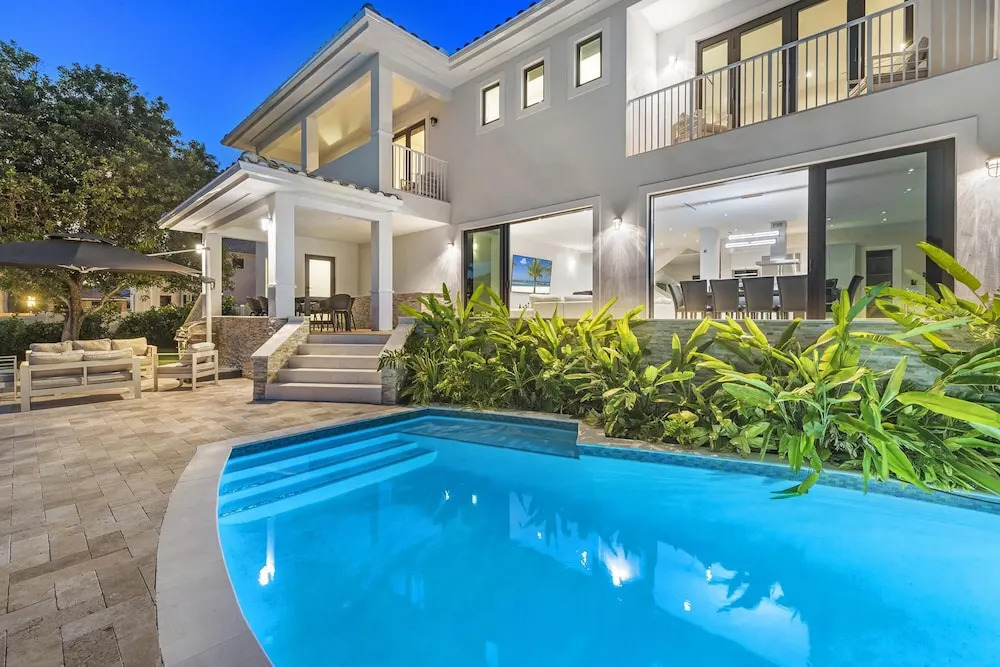 Waterfront Villa in Hollywood! Heated Pool and Game room