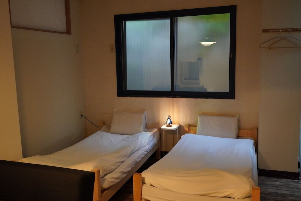 Tug-B Bar & Hostel