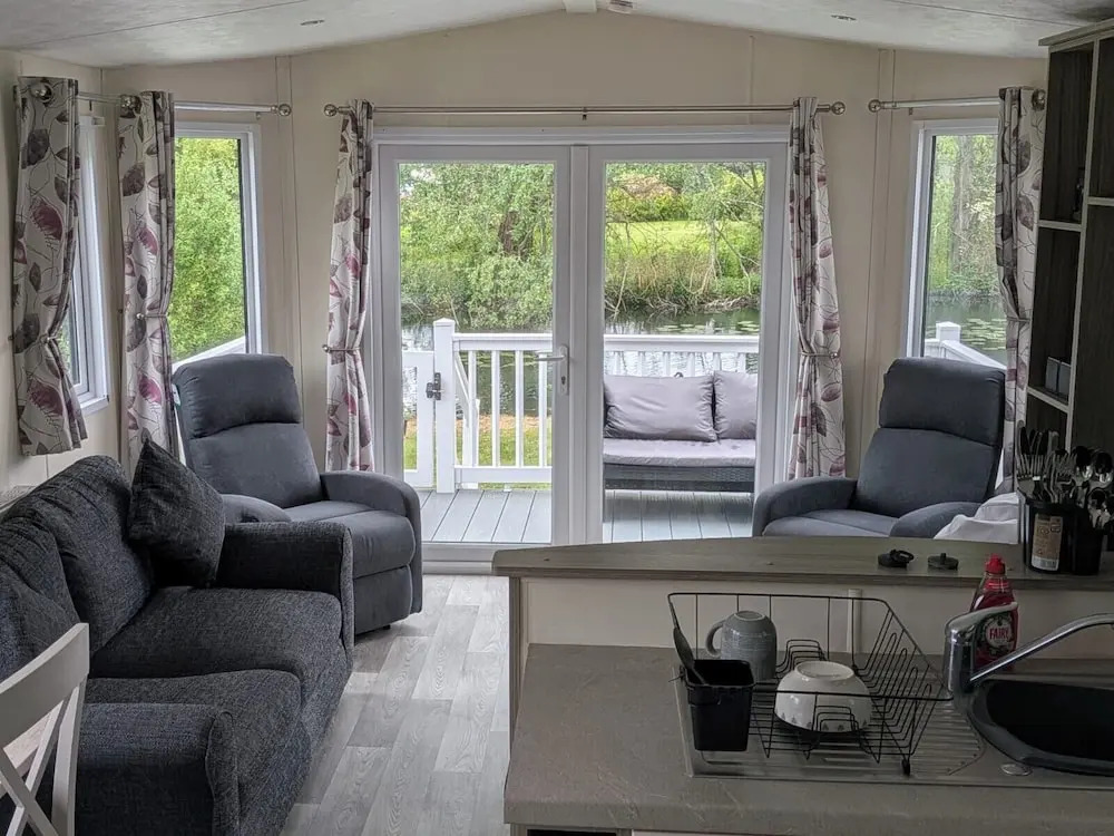 Static Caravan 2 Bed Sleeps 6 Overlooking Water