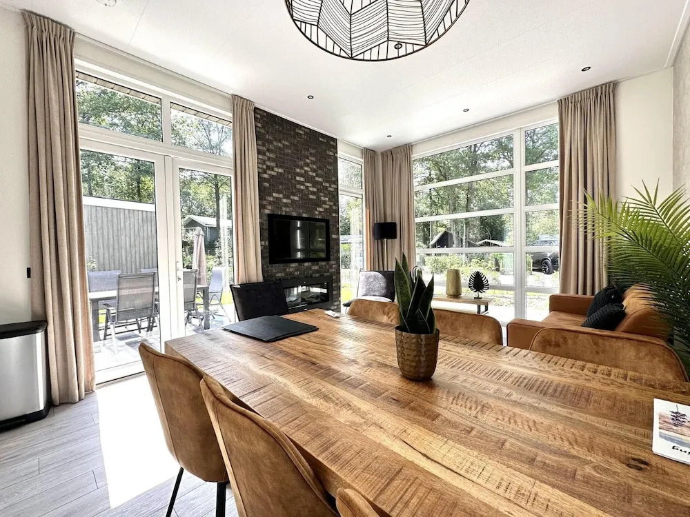 Bright Chalet in Nature Park