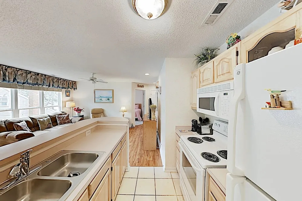 Beach Bliss: Private Balcony, 200 Yards To Shore! 2 Bedroom Condo