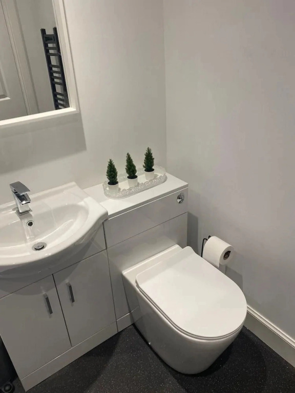 High Street House Sleeps 4 With Parking