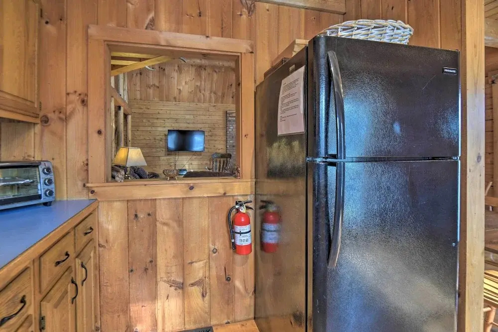 Rustic Madison 'treehouse' Cabin With Game Room!