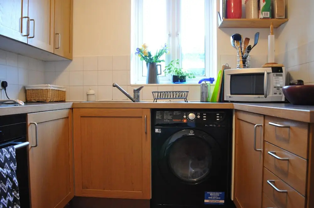 Central 1 Bedroom Apartment With Parking