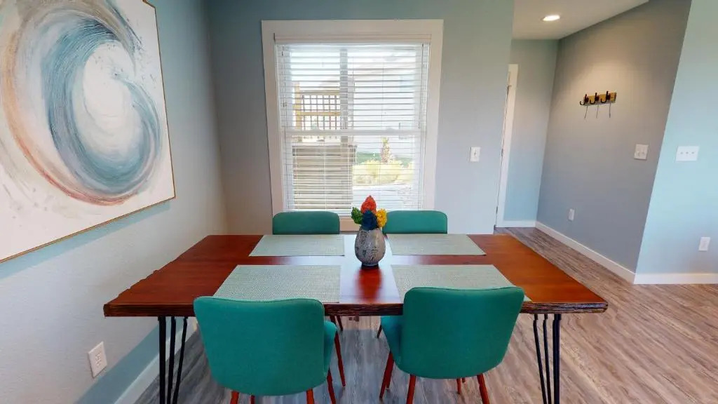 AH-G124 Remodeled First Floor Condo, Shared Pool & Hot Tub, Near Marina