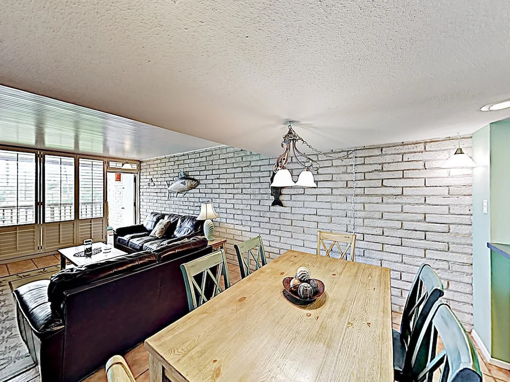New Listing! Coastal-chic - Pool & Balconies 3 Bedroom Condo