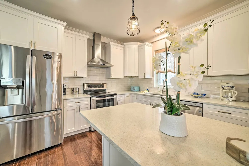Beach Retreat w/ Rooftop Deck, Walk to Beach!