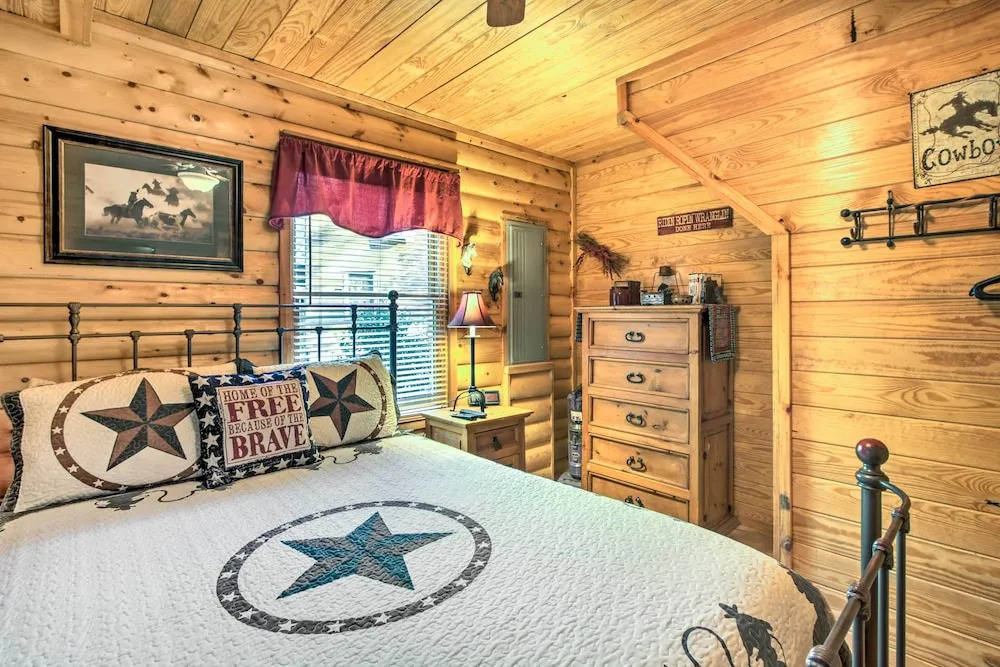 Porch & Fire Pit: Rustic Log Cabin in Smokies!