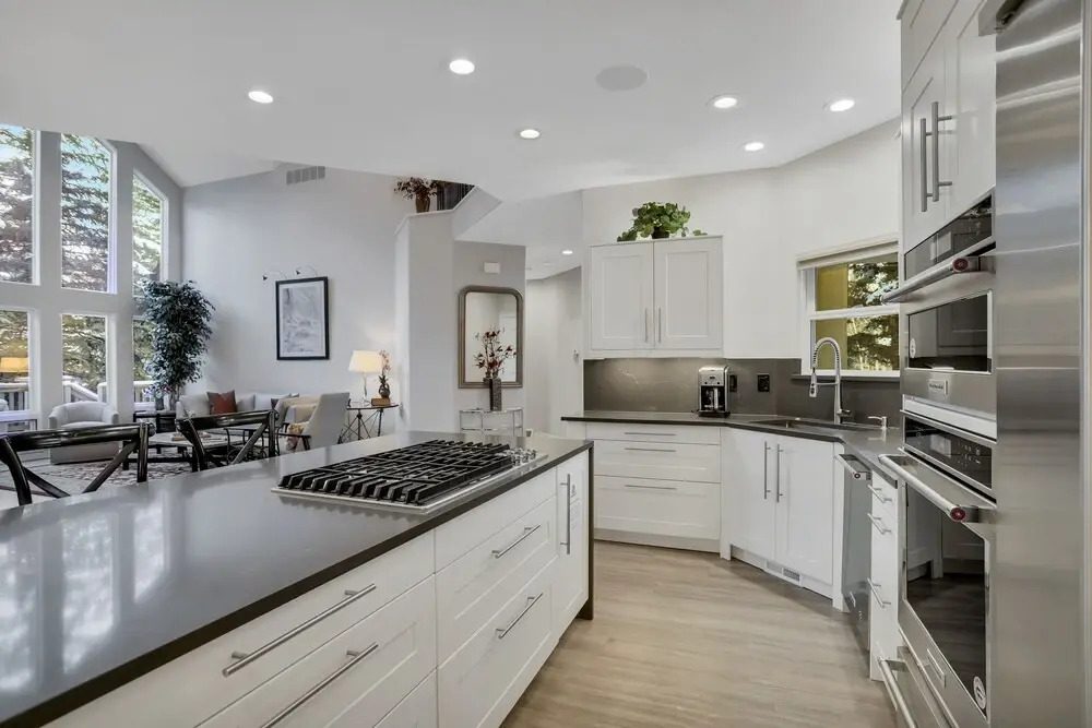 Luxury 4-Bedroom Home Close to Slopes with On-site Hot Tub 4 Home by RedAwning