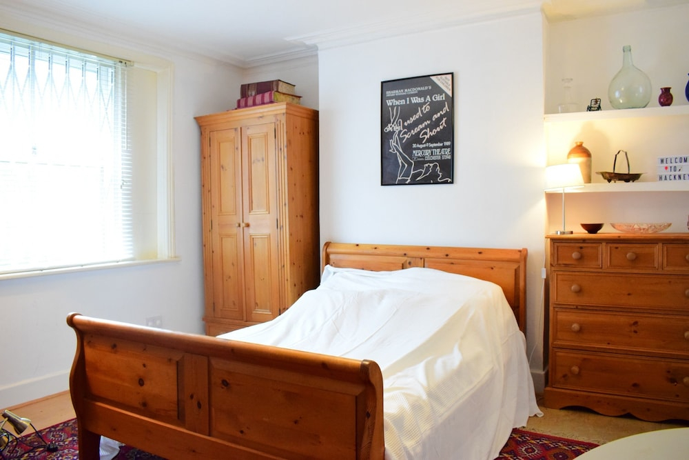 1 Bedroom Flat Next to Victoria Park Village