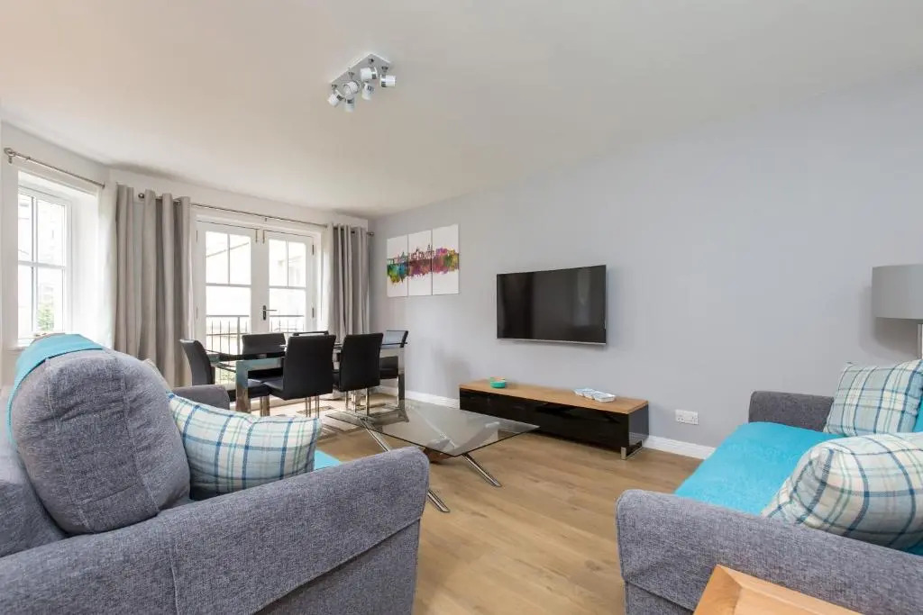 415 Lovely and Central 2 Bedroom Apartment With Secure Parking