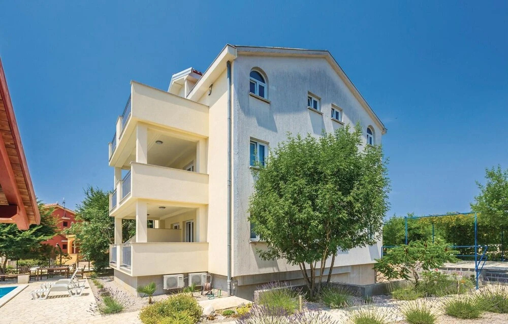 Awesome Home in Pinezici With Wifi and 2 Bedrooms