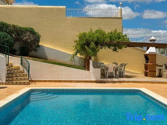 BnB Homes Villa Verde - swimming pool, marina view, BBQ and games room, garden