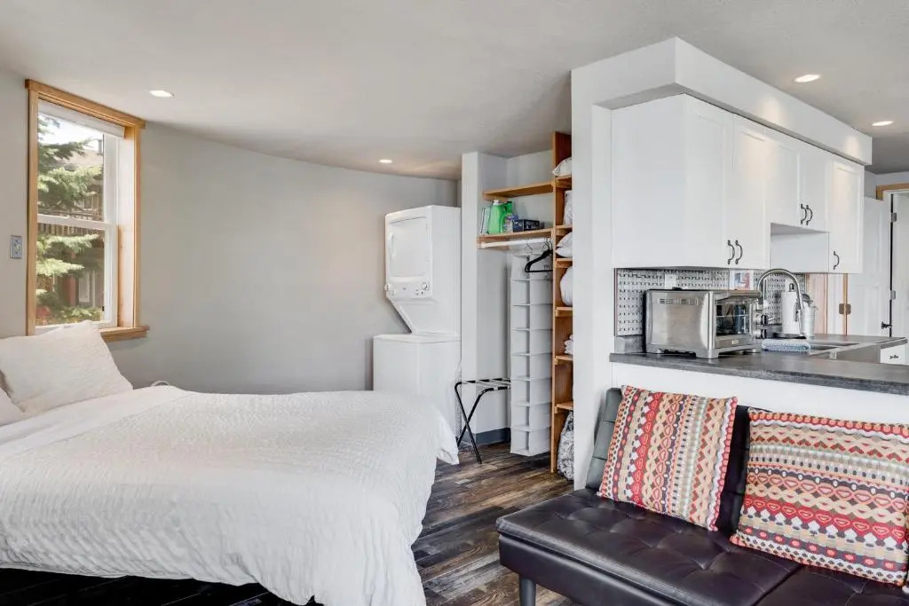 Square Bed ~ Round House