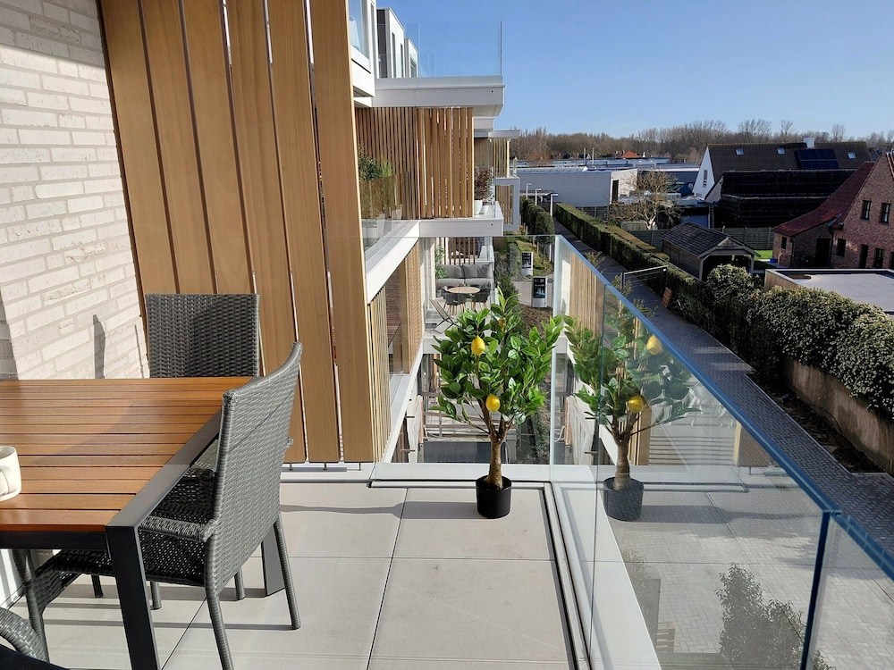 Luxury Apartment With Pool & Parking