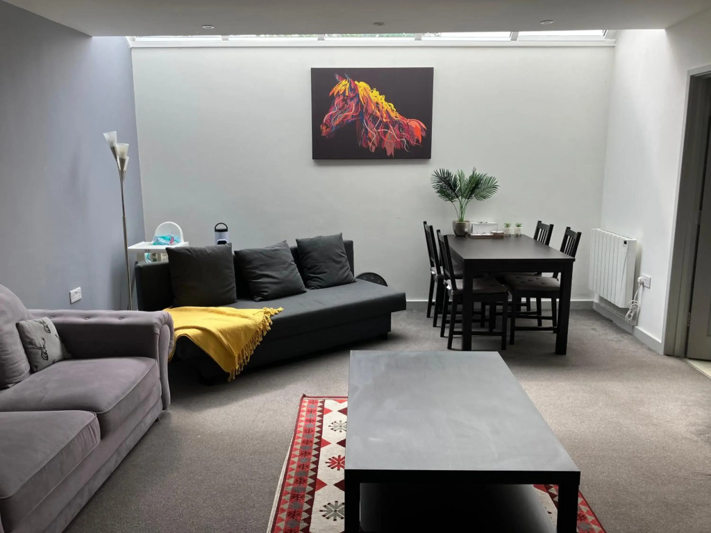Spacious 2 Bed apartment - Sleeps 6 - Burnham Village