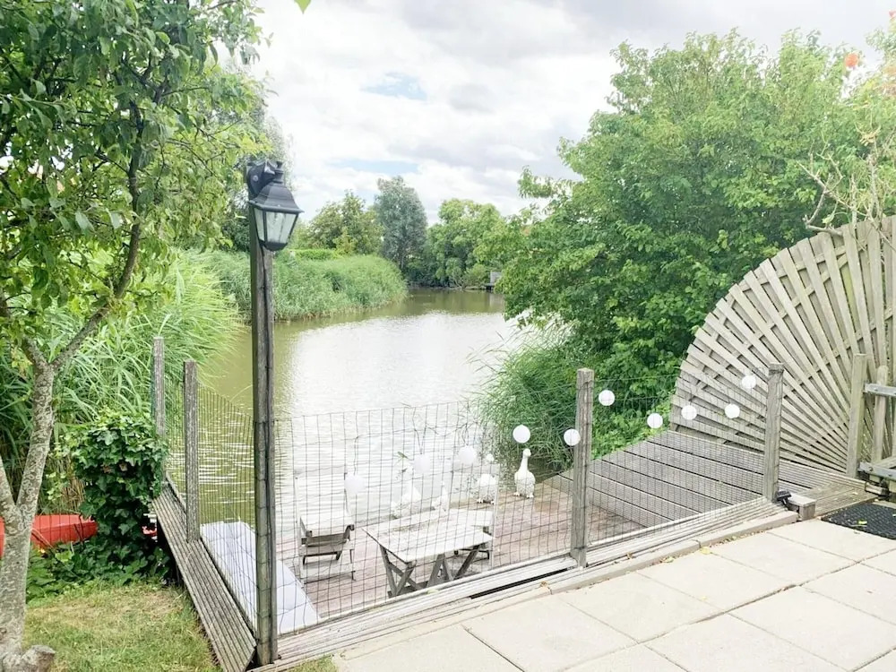 Spacious Bungalow Near Water