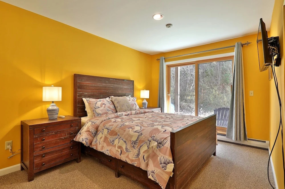 The Pico Escape: 3br/2ba Ski On/ski Off At Pico Mountain. Close To Killington. 3 Bedroom Condo