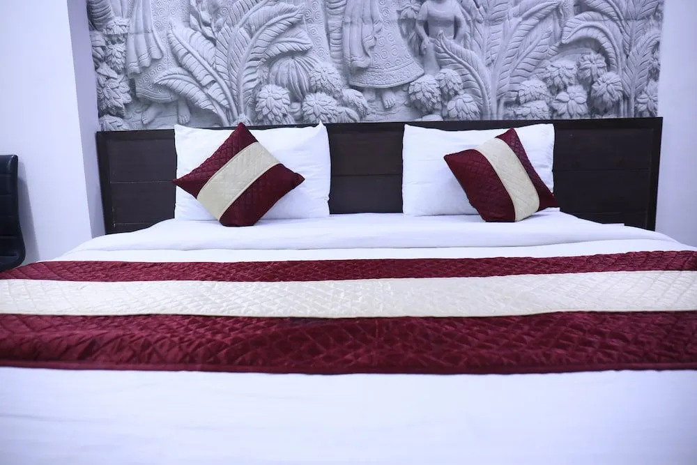 OYO 14867 Hotel Aashadeep