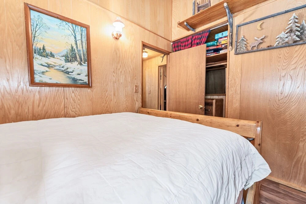 Knotty Pine Chalet - 2br/1ba/walk To Lake And Village/fireplace/wifi/smarttv/barbeque/fencedyard 2 Bedroom Chalet
