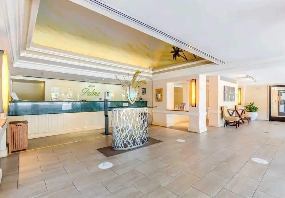 Spacious & Sophisticated Palms Studio Condo by RedAwning, Honolulu