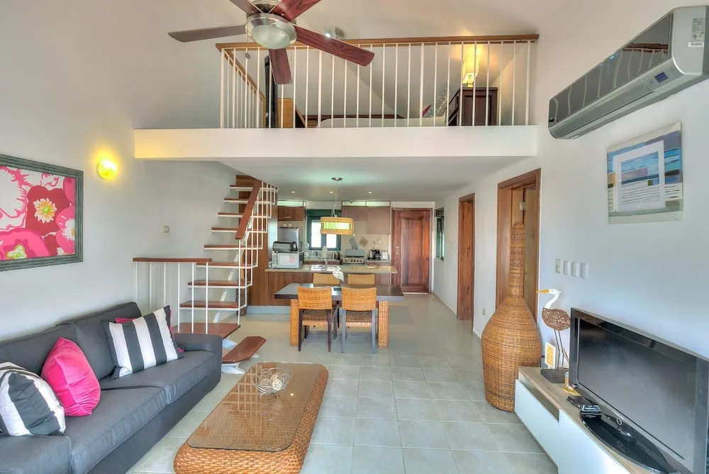 Exquisite Ocean and Pool View Apartment Next to the Beach
