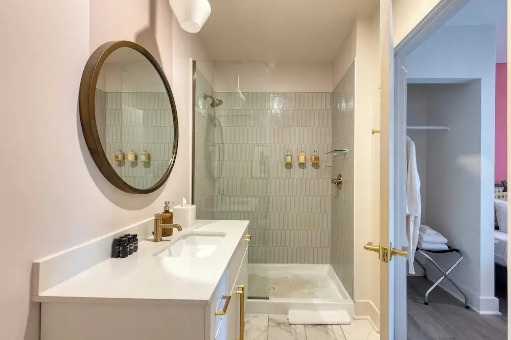 36 Guests on Music Row Bachelorette Suites + Glam Room 5 Minutes to Downtown