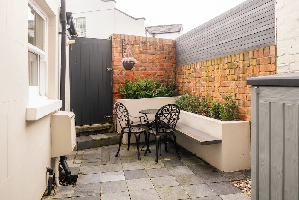 Stunning 2BD Townhouse in Cheltenham
