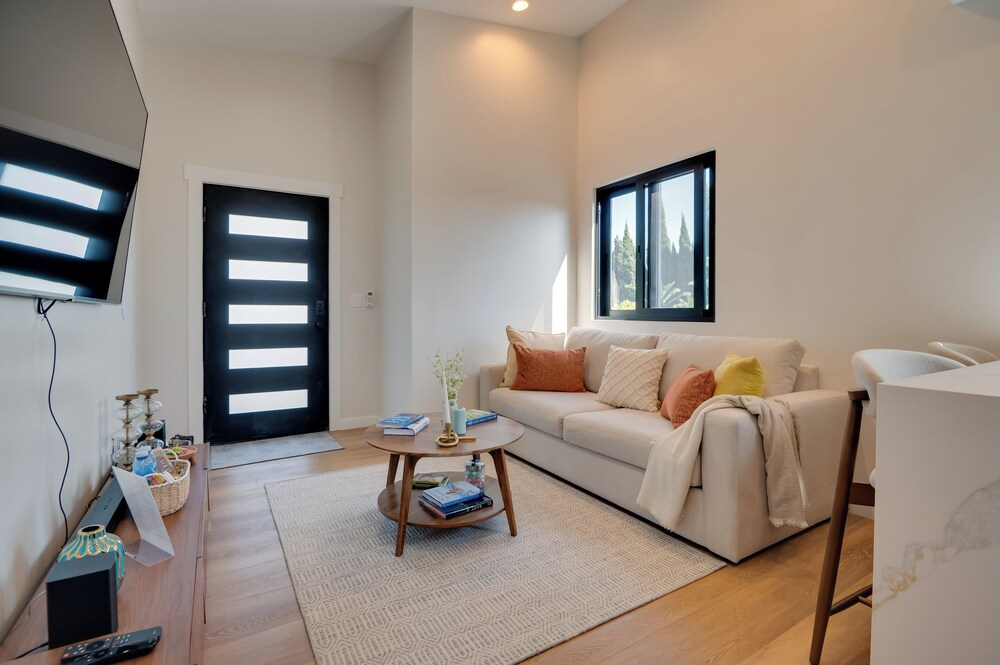 Free Parking! Newly Renovated ADU Near Culver City