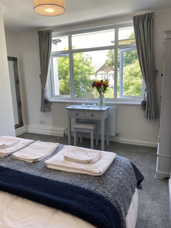 Worthing Beach 180 - 2 bed Seafront With Parking