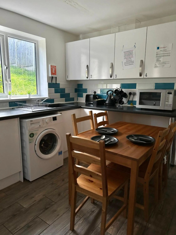 Langdale House 5 bedrooms total 9 beds contractor stay Free WIFI and Parking