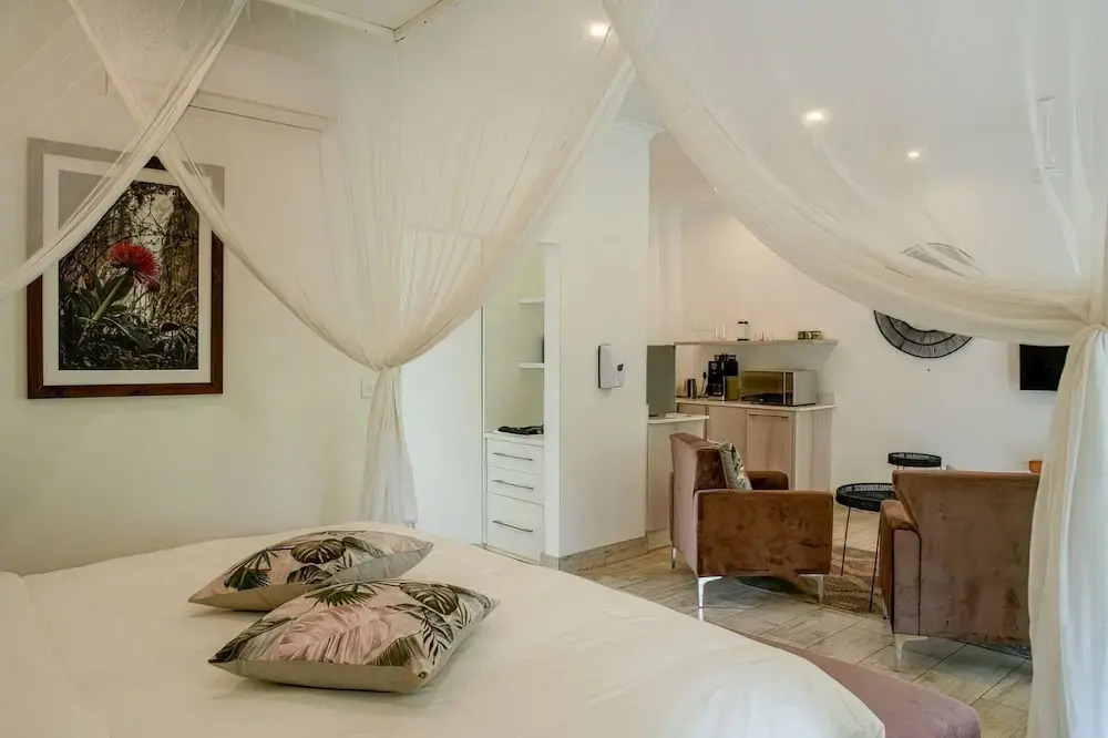 Room in Lodge - Zambezi Boutique Lodge, 2 Suites ask for our Free Savannah Adventures 4x4 Safari