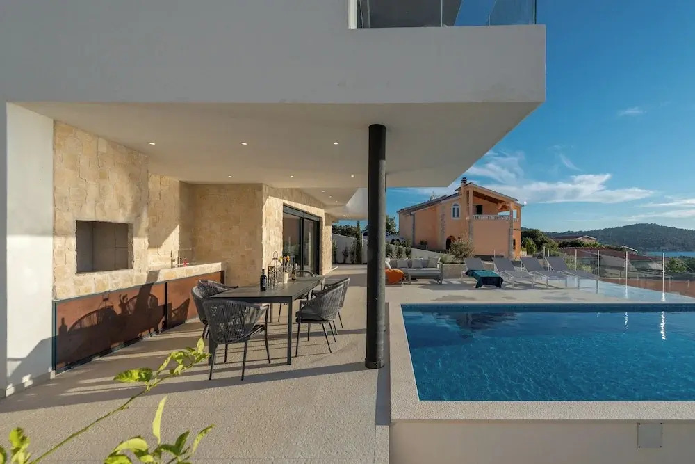 Luxury Villa Seven Seas with infinity heated pool by the sea in Ražanj