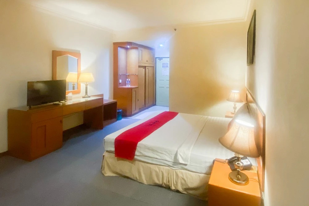 RedDoorz Plus at Plaza Hotel Tanjung Pinang