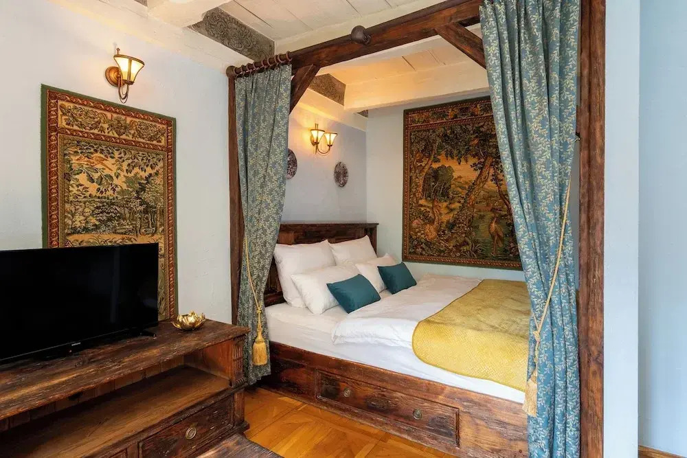 500 Year House - Kraków Old Town - Historic Apartments by Staymoovers