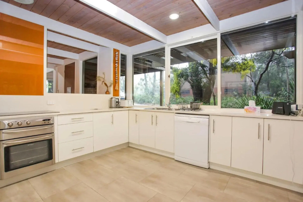 Large 4 Bedroom Home - Pet Friendly