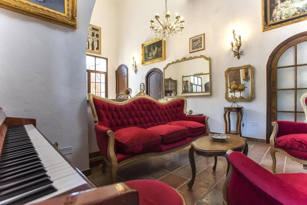 Restored Historic Mansion Paterno with Exclusive Pool, Wifi and AC for 20 people
