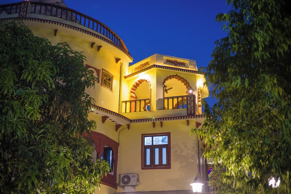 Alaya Stays 4 BHK with Outdoor Dining Area - Abhimanyu Mansion Sapphire