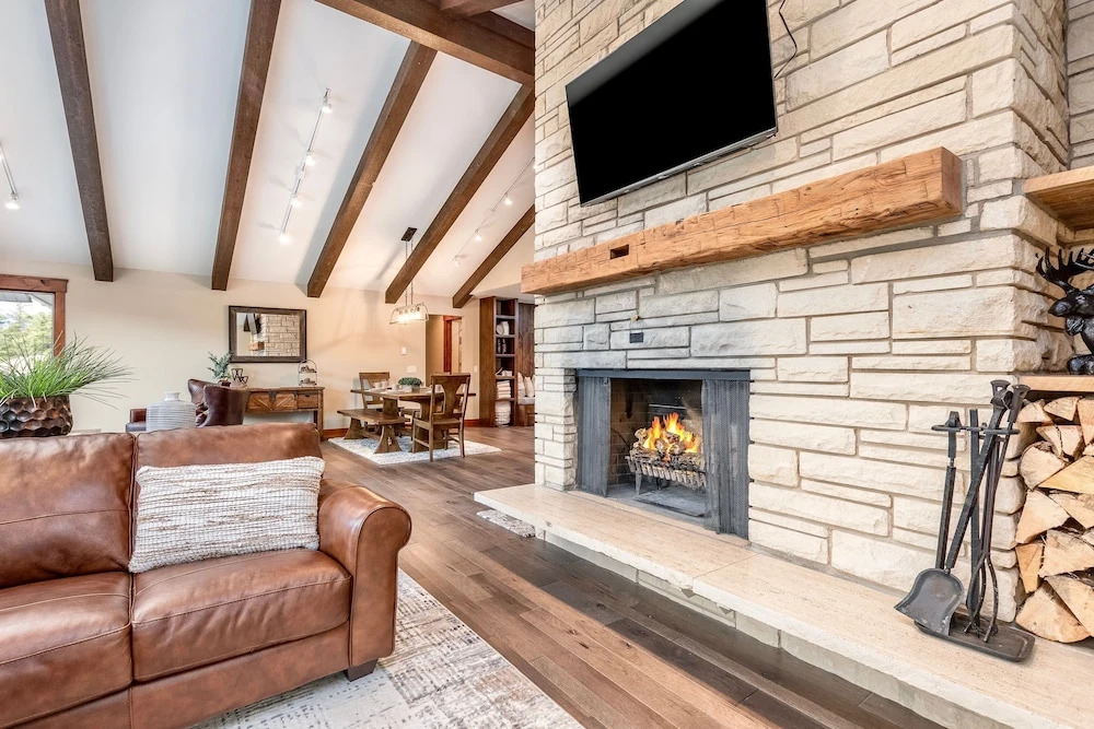 Breiding Upper Luxury Vacation At Windcliff 2 Bedroom Home by RedAwning