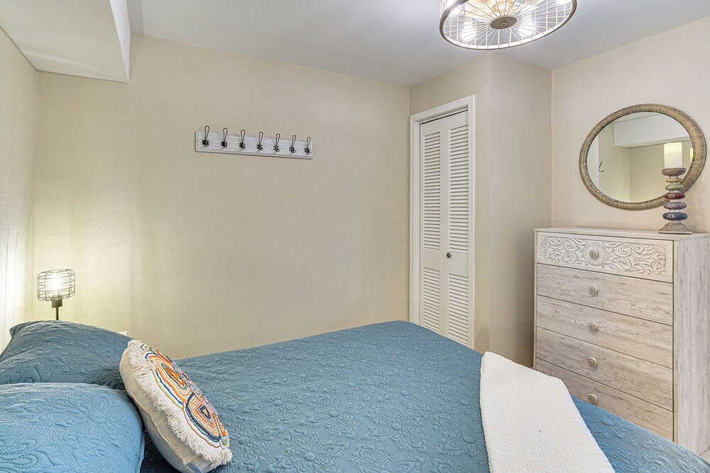 Cozy Lake Ozark Villa w/ Main Channel Views